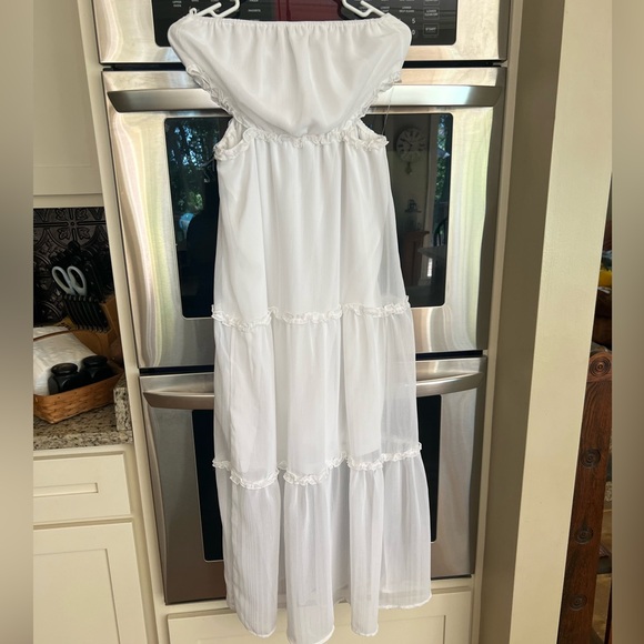 NWT Beautiful strapless white dress with open sides. Size medium. - Picture 1 of 7